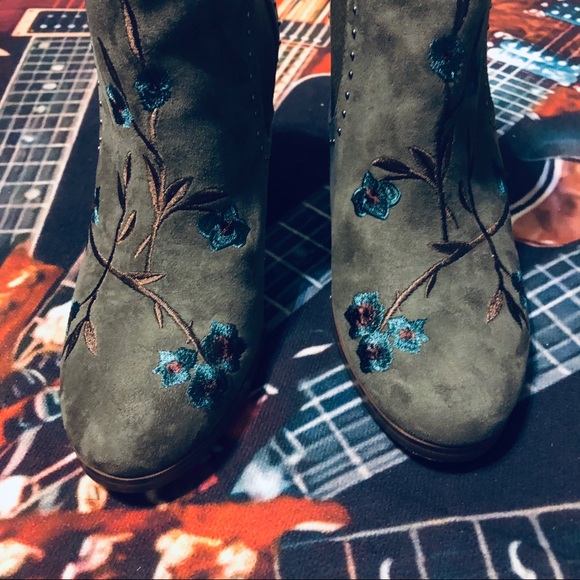 Crown Vintage Gray Embroidered Ankle Booties! - Picture 6 of 14